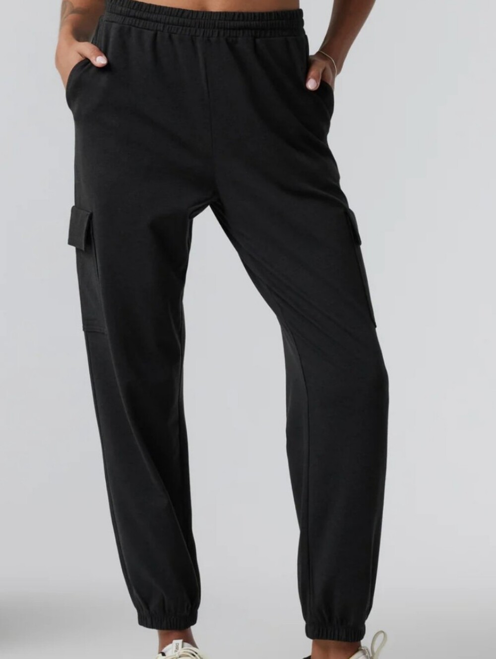 Vuori Women's Boyfriend Cargo Joggers in soft black Heather Activewearsize Sz S